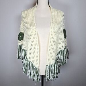 Vintage Women's Cottagecore Floral Crochet Shawl / Poncho Fringe Sweater Top VTG